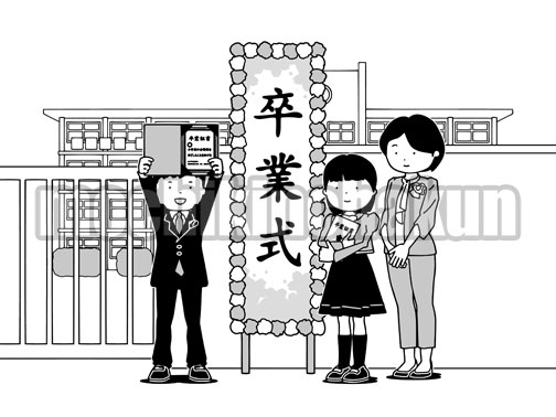 小学校校門前で卒業記念撮影(モノクロ) 